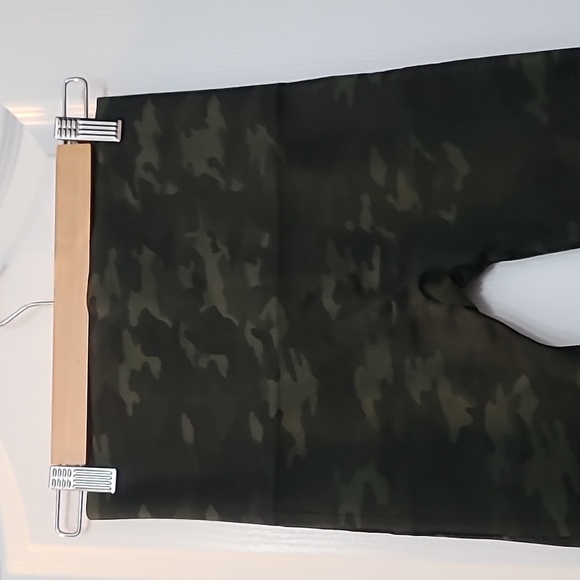 Medium Spanx Look at Me Now green camo leggings - Picture 5 of 9